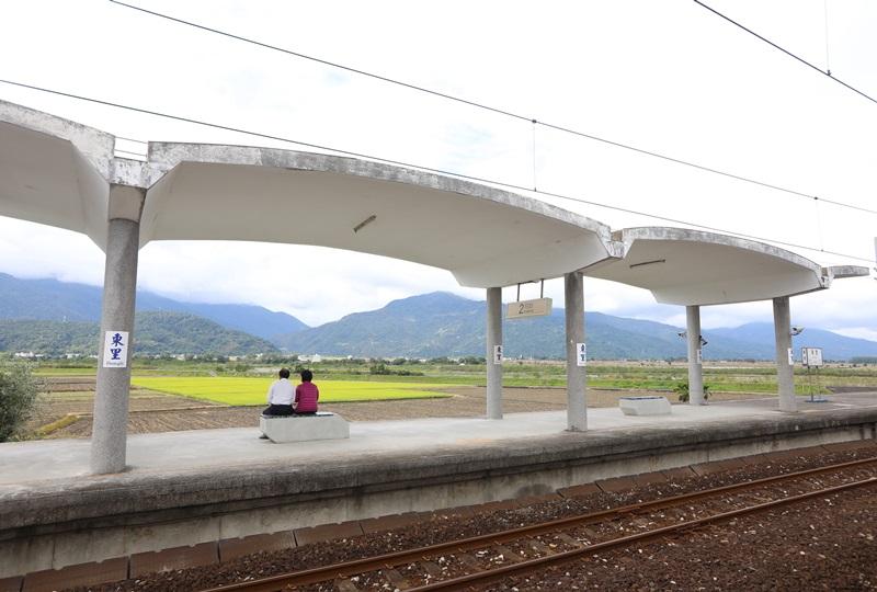 旅客甚少的東里站可以感受鄉野優閒，也能享受無人打擾的拍照時光。（吳東峻／攝影）