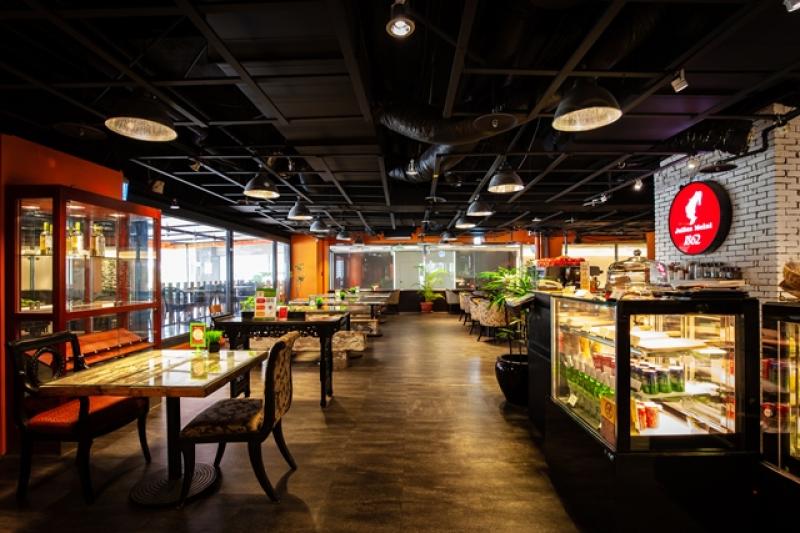 SUNNY CAFE主打輕食、蛋糕與咖啡，當月壽星消費滿200元，即可獲得主廚特製蛋糕乙份。