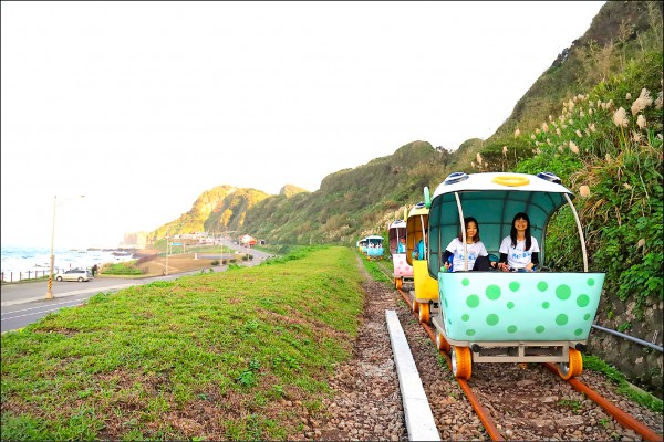 鐵道自行車沿途能看山海風光，以及隧道內的海底世界光影秀。（記者陳宇睿／攝影）