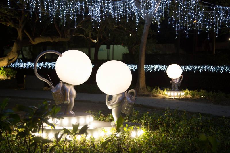 「月球寶寶」將燈泡人換穿上太空裝，照亮公園角落。（圖／新竹市政府）