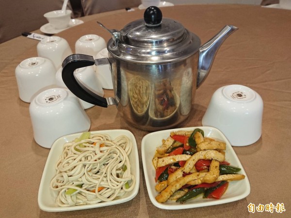 榮膳餐廳免費招待茶水與兩碟小菜。（記者洪瑞琴攝）