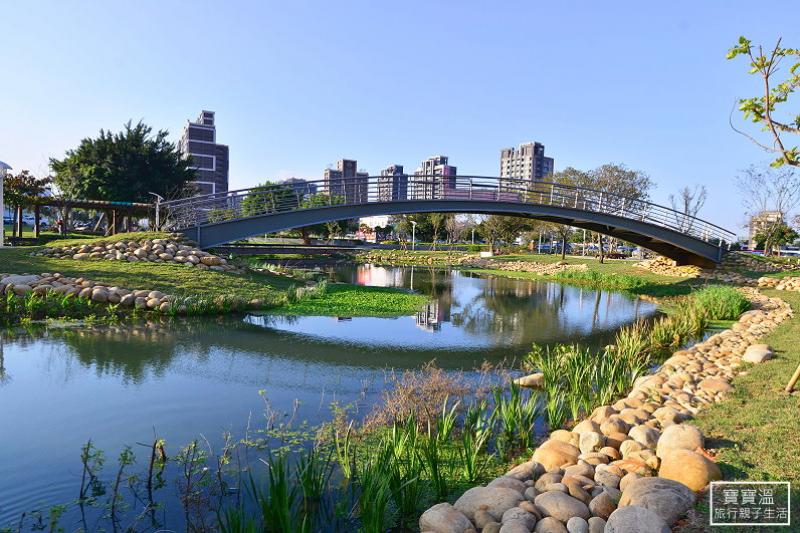 長拱橋跨越生態河道。（圖／寶寶溫旅行親子生活提供）