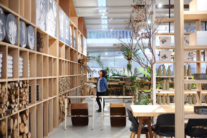 空氣圖書館是販售餐飲、植栽的複合式空間，設計宛如圖書館的成排書架，運用透視效果讓空間不被切割。（記者李惠洲／攝影）
