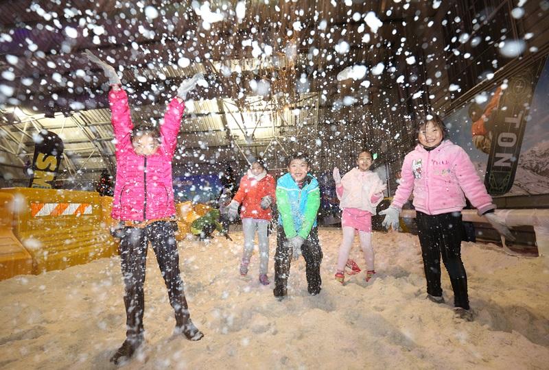 親子戲雪區坡度平緩，小朋友可在此堆雪人、體驗打雪仗樂趣。（記者沈昱嘉／攝影）