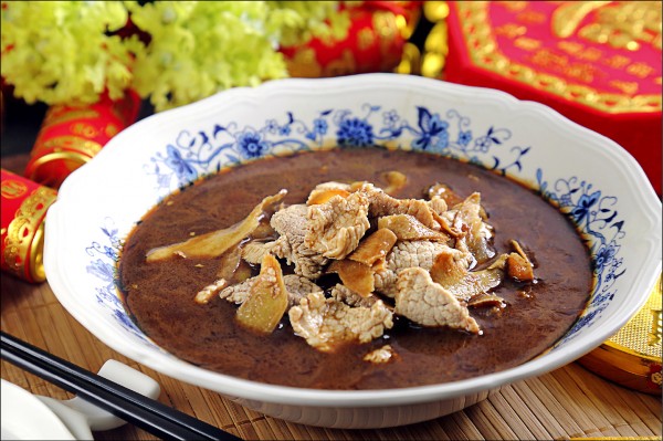 麻油晶鑽翅仔肉湯。（記者李惠洲／攝影）