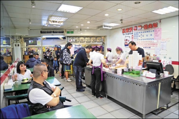 傍晚時分用餐的食客絡繹不絕，飄香三重40年的五燈獎，填飽了上班族的轆轆飢腸。（記者陳宇睿／攝影）