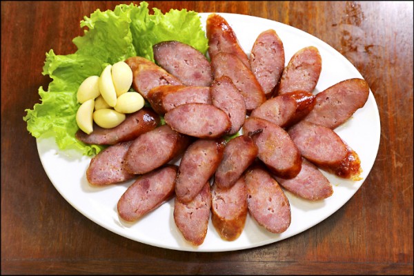 古早味香腸／180元（圖為大份）。從挑肉、醃製到灌腸都是自家處理的手工香腸，嚐來滋味鮮甜，帶有微微的酒香，瘦肉比例高，所以吃來不膩且有咬勁。（吳東峻／攝影）