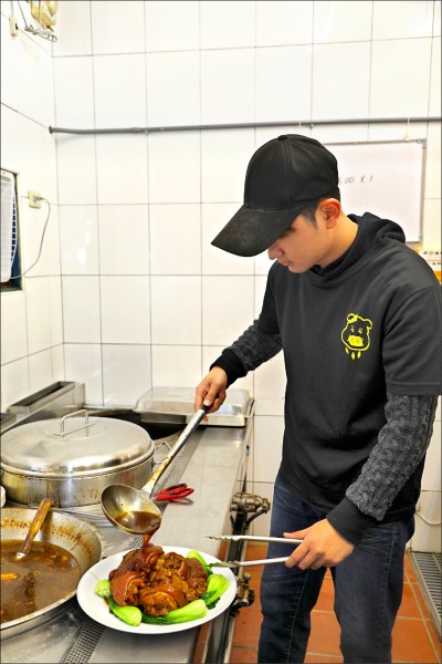 每鍋豬腳滷後需再冷藏，讓肉質保有Q度，販售前再重新加熱，才不會滷過頭讓豬腳過度軟爛沒口感。（吳東峻／攝影）