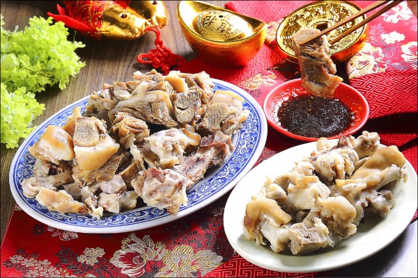水煮豬蹄／450元（左）、水煮豬腳／150元（右）
帶肉的豬蹄是整支剁切，水煮的原味中沾上帶著微嗆蒜香的醬料，吃來十足過癮。而豬腳多選用較不油膩的豬前腳，主要在吃皮、筋的咬勁。（記者李惠洲／攝影）