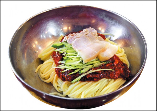 黑豬肉切片也成為拌麵、冷麵的最佳配菜。