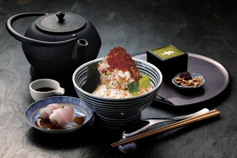 台灣限定「炎套餐」480元，將鮪魚碎丁以直火快速炙燒，再調和天使紅蝦、松貝、魚卵、魷魚等多種海鮮構築為海鮮山。