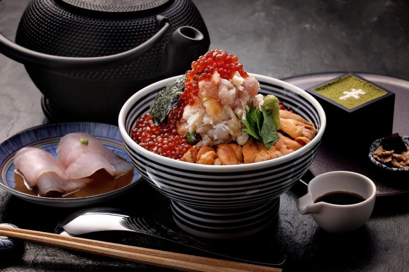 東京海鮮丼嚴選來自日本北海道的高鮮度生食，強調遵循留、拌、鋪、淋、湯、鮮6個步驟，於最後淋上高湯，呈現有如日本真鯛茶泡飯的滋味。