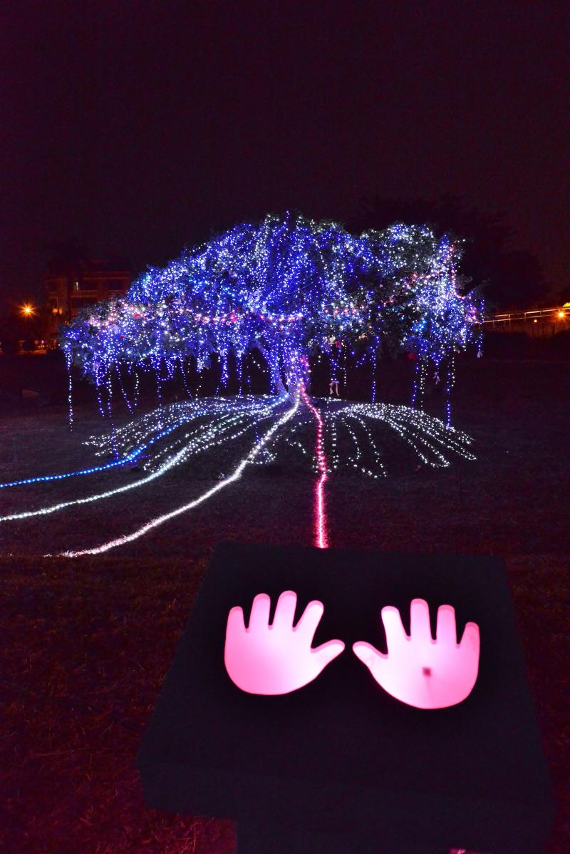 奇幻島（屏東燈區－屏東綵燈節）：位於萬年公園內的奇幻島互動燈飾，要靠著手掌的感應點亮島上的七彩燈光樹。（記者許麗娟／攝影）