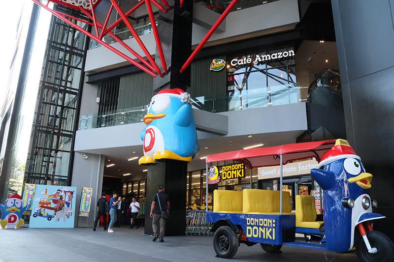 DON DON DON DONKI唐吉軻德泰國第一家商店為DONKI MALL THONGLOR(Donkey Moulton Law)購物中心的核心租戶。(翻攝自日經)