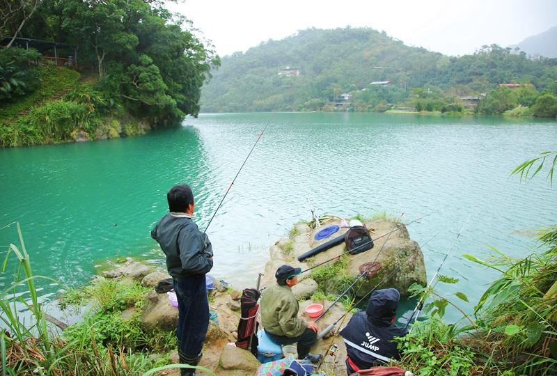 濛濛湖內有著許多不同魚類，如吳郭魚等淡水魚種，因此也吸引許多釣客前往釣魚。（記者沈昱嘉／攝影）