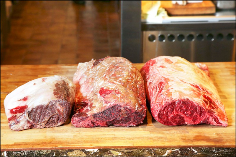由右至左分別為MUCHOYAKI自家熟成的牛肉，熟成時間分別約1週、2週和28天以上，透過肉品顏色可看見隨著風乾天數越久，肉的顏色越深，水分也越少。（記者沈昱嘉／攝影）