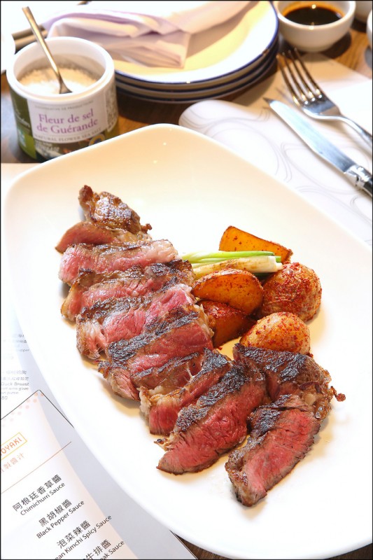 乾式肋眼牛排Semi Dry Aged （10 oz）／1,650元。熟成時間約2週左右的肋眼，雖吃來沒這麼水，但隨著咀嚼卻能感受到香溢的肉汁、細緻的油花和軟嫩的口感，初嚐的第一口到下嚥後的餘味也有明顯差異。（記者沈昱嘉／攝影）