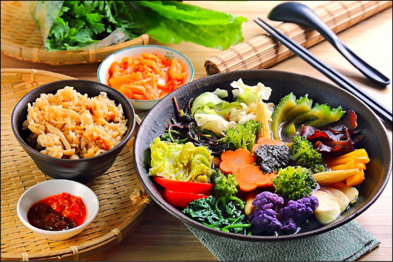隨選川燙蔬食／圖示共約250元（每份食材約15～30元）、養菇菇炊飯／30元、黃金泡菜／35元。（記者李惠洲／攝影）