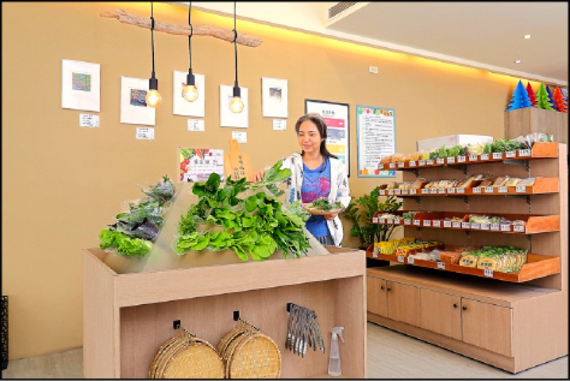 店內每樣食材都清楚標價，顧客想吃什麼自己動手挑選，新鮮看得見！（記者李惠洲／攝影）