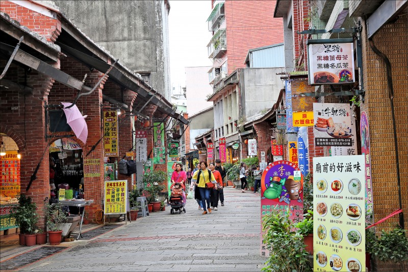 深坑老街上有百年歷史的閩南式建築，吸引許多觀光客前來，老街上販賣小吃、飲品、各種古早味用品，十分具有特色。（記者沈昱嘉／攝影）