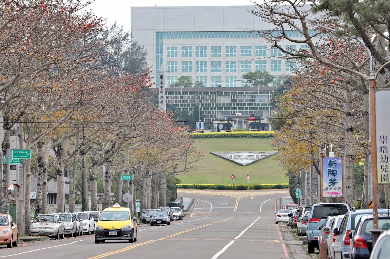 中央大學校門口的中大路木棉道，目前現況綻放約2～3成，建議讀者約3月底再前去賞花。（記者陳宇睿／攝影）