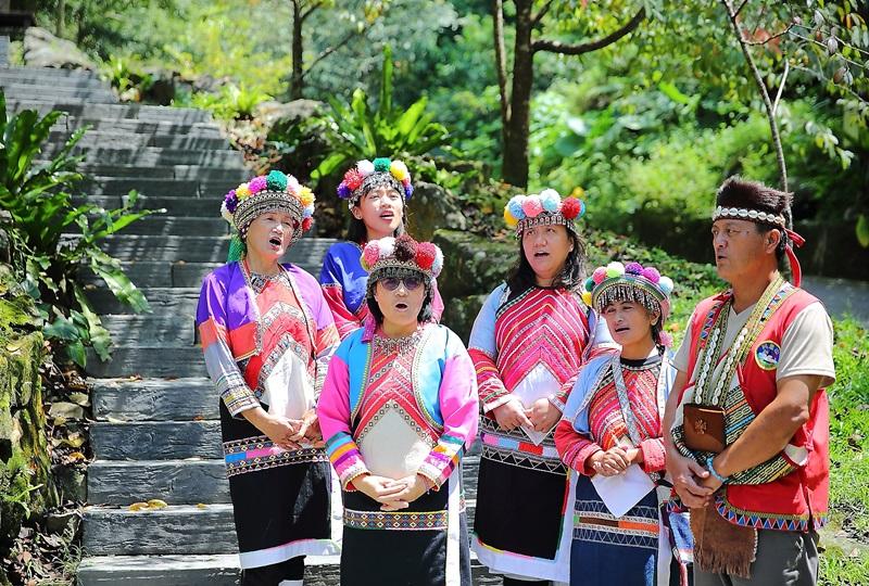 來吉部落原民著傳統鄒族服飾表演古謠，熱情歡迎旅客到來。（記者李惠洲／攝影）