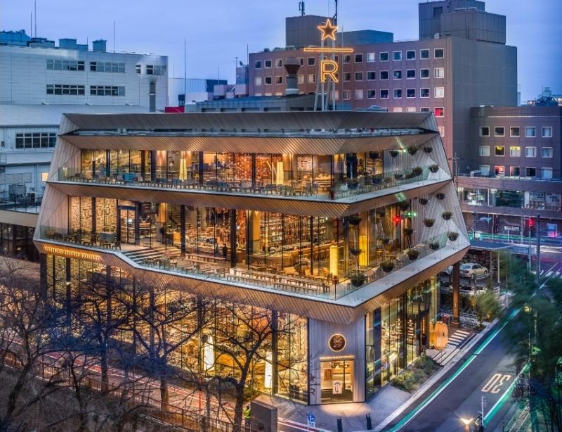 Starbucks Reserve™ Roastery Tokyo 由國際知名建築師隈研吾操刀，玻璃的帷幕、露台，坐擁東京中目黑區絕佳的賞櫻視野。（Starbucks提供）