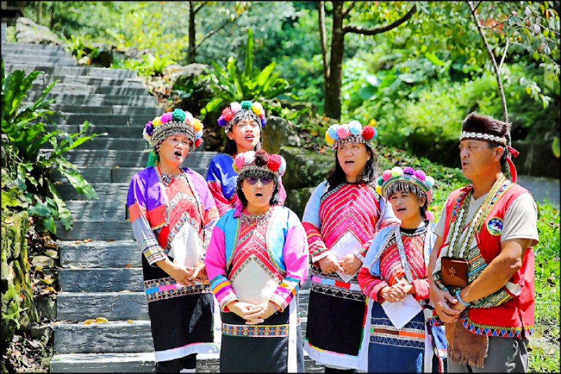 來吉部落原民著傳統鄒族服飾表演古謠，熱情歡迎旅客到來。（記者李惠洲／攝影）