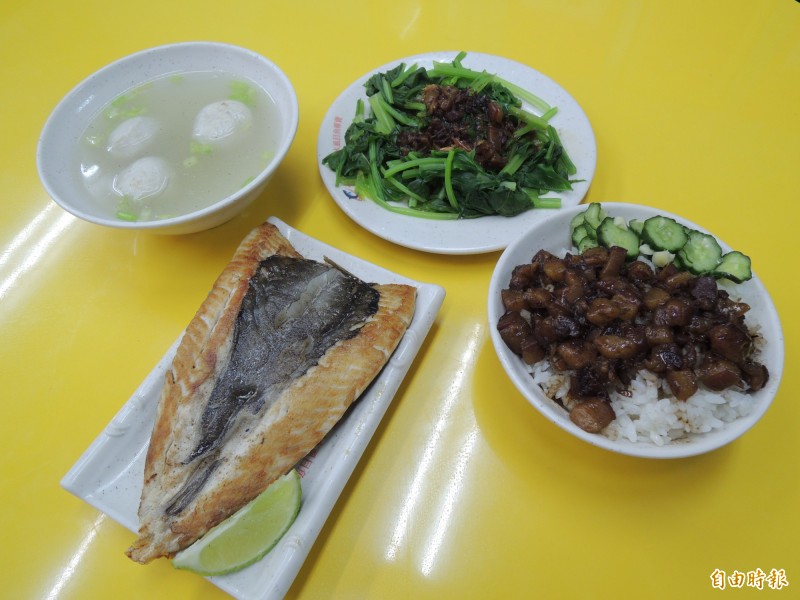 肉燥飯搭配煎虱目魚肚、手工虱目魚丸湯、燙青菜，一個人吃得豐富又營養，只要花費190元。（記者周敏鴻攝）