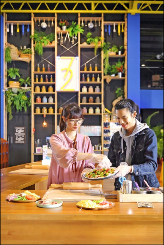 DIY料理檯提供有擀麵棍、青醬和紅醬等，披薩可依喜好擀成較厚的6吋或較薄的8吋，或發揮創意做喜歡的造型。（記者李惠洲／攝影）