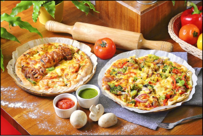Pizza／每個180元（含麵團、起司、選5種蔬食），阿根廷大魷魚／加120元（左）、酥脆鹹酥雞／加50元（右），
蔬食每天有10～15種可供選擇，另有皮蛋、鹹蛋、魷魚、蝦仁、BBQ雞肉等多款加購食材增添風味。（記者李惠洲／攝影）