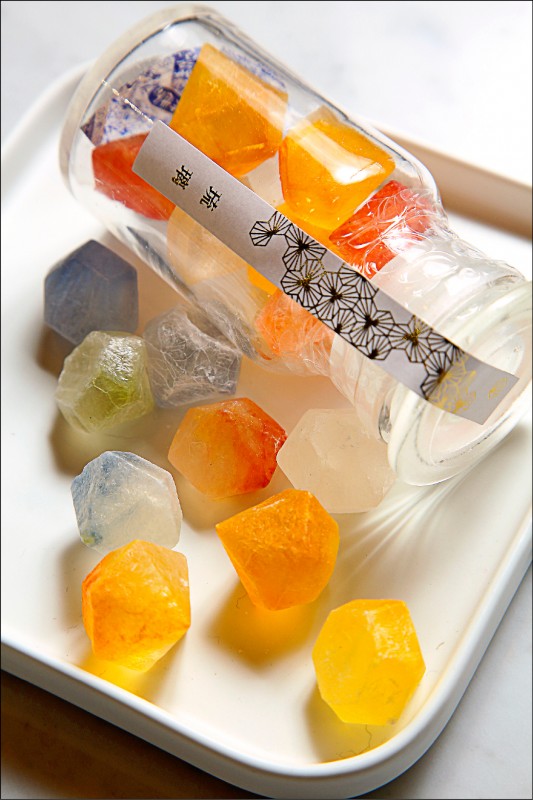 琥珀糖─琉璃／300元（1罐12入），琥珀糖是近年流行的日式和果子，外表如寶石般閃耀，晶瑩剔透的質感是用寒天加砂糖所製成，外層是酥脆的砂糖結晶，裡面則是清爽軟Q寒天，味道好吃又美麗！（記者沈昱嘉／攝影）