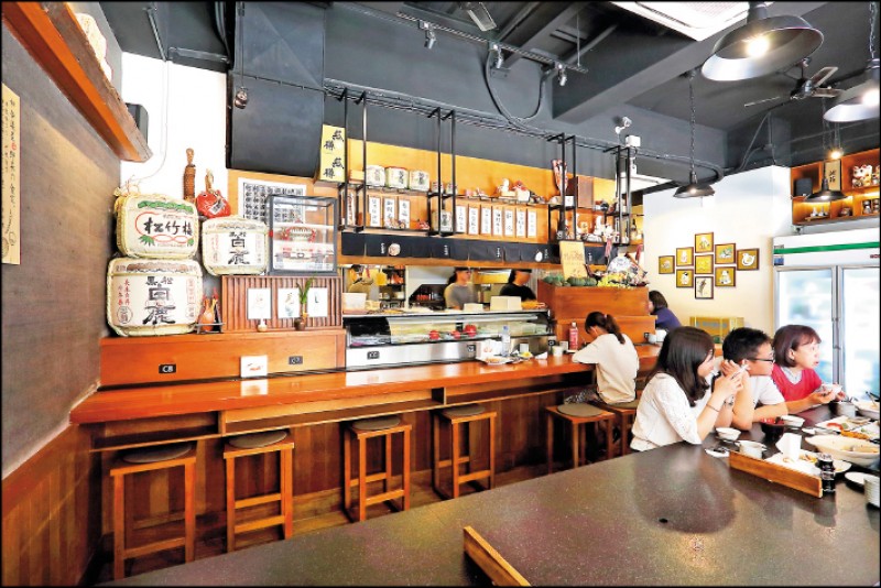 和合樂屋用餐空間不大，卻有日式家常餐館的溫馨和雅致。（記者李惠洲／攝影）