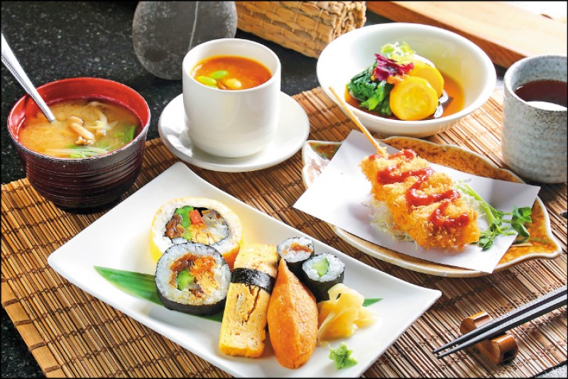 壽司套餐／240元（含前菜、主食、蒸蛋、炸物、湯）。以有機米醋飯製作的綜合壽司，有海苔壽司、豆皮壽司、花壽司、蛋壽司、干瓢細卷、小黃瓜細卷；前菜為季節性蔬菜淋上自調的日式醬汁，蔬菜串揚為杏鮑菇和碧玉筍酥炸；蒸蛋以昆布蔬菜高湯製作，上頭淋有南瓜醬；味噌湯亦帶有菇類、豆腐和海帶芽的香氣。（記者李惠洲／攝影）