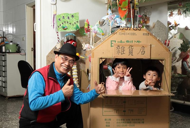 除了生活用品外，陳忠清也為孫女、孫子打造屬於他們的玩具。（記者陳宇睿／攝影）