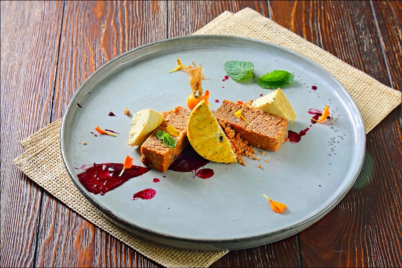 紅蘿蔔百香果無麩質裸食蛋糕／150元，何俊昕表示，「裸食」指使用45℃以下烹飪的料理，裡面所有的東西都是生的。內含用堅果發酵而成的素cream cheese，紅蘿蔔蛋糕則是無加糖的無麩質蛋糕，搭配有機蔓越莓醬和野莓醬，口感特別！（記者李惠洲／攝影）