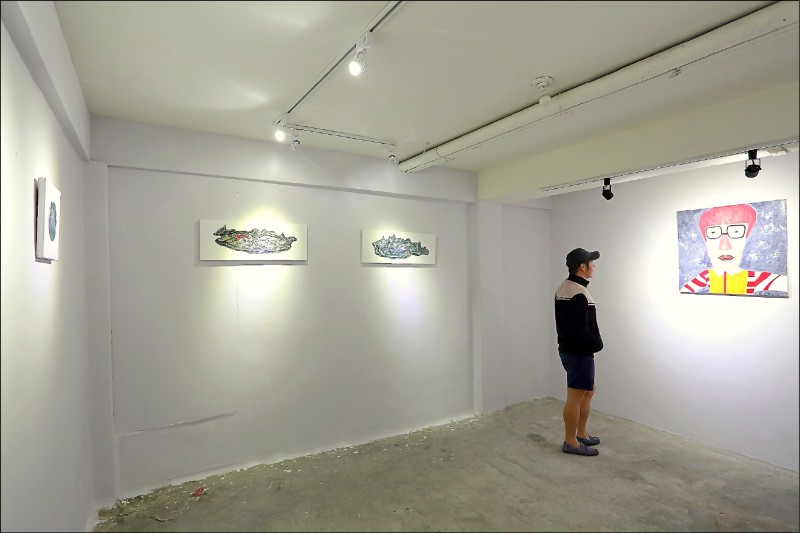 地下1樓則是念藝術的何俊昕提供給台灣新銳藝術家的展覽空間，客人在樓上吃完蔬食餐點之後，可以到樓下欣賞不定期更換的藝術展覽，補充藝術維他命。（記者李惠洲／攝影）