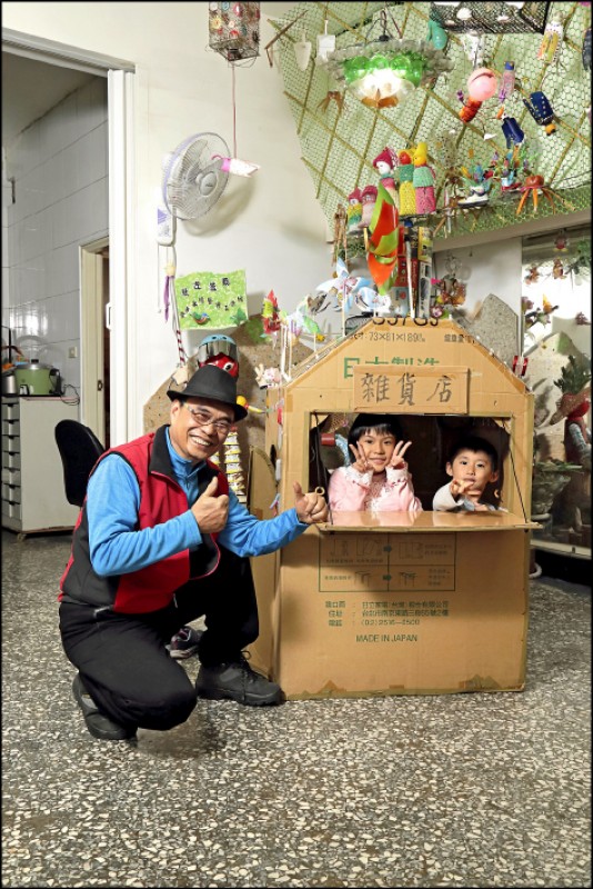除了生活用品外，陳忠清也為孫女、孫子打造屬於他們的玩具。（記者陳宇睿／攝影）
