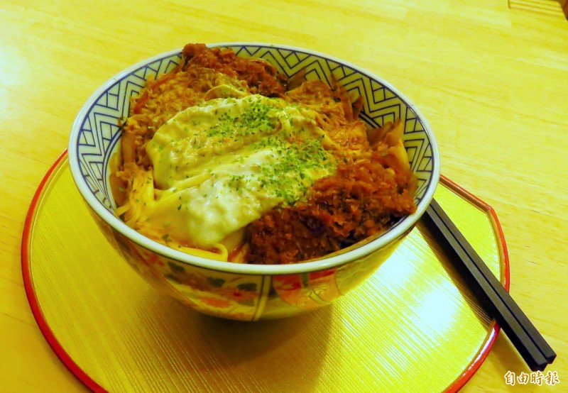 最受台灣人喜愛的豬排丼飯。（記者陳心瑜攝）