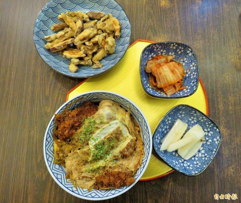 炸香菇、日式泡菜、醃漬蘿蔔和豬排丼飯。（記者陳心瑜攝）