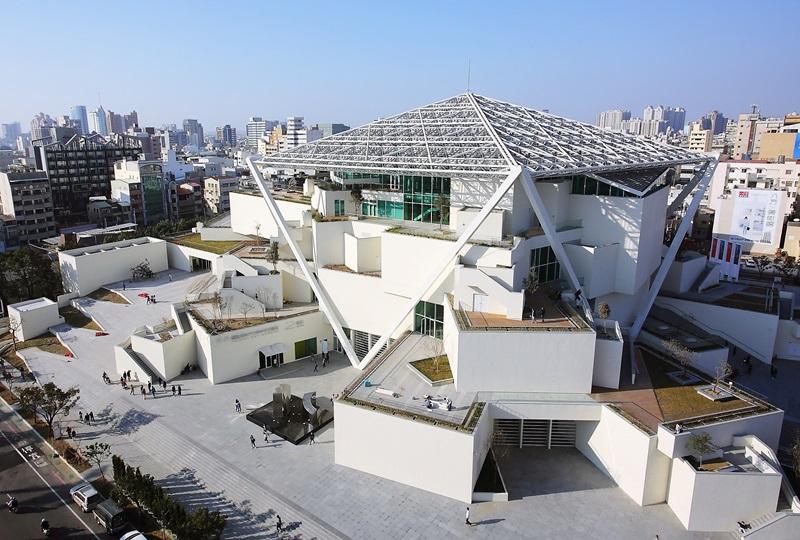 台南市美術館2館建築本體，以台南市花鳳凰花為發想概念，五角外型則成為象徵台南文化的新地標！（記者李惠洲／攝影）