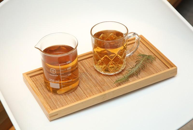 魚腥草青草茶／內用110元（圖為1份）。使用魚腥草、咸豐草、仙草、薄荷與甘草烹製，入口後有爽快解熱的喉韻，讓內心躁動的焦慮感有瞬間消失的感覺。（記者沈昱嘉／攝影）