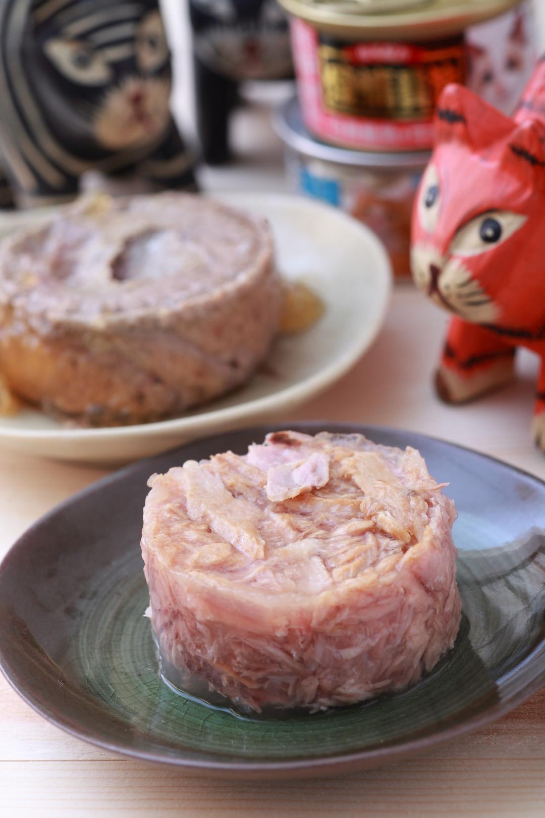 貓罐頭簡單區分為主食罐與副食罐。（記者潘自強／攝影）