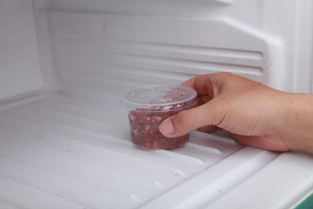 生食處理過程不宜在室溫超過30分鐘，應盡速食用完畢或放回冰箱冷凍，且嚴禁反覆退冰與冷凍。（記者潘自強／攝影）