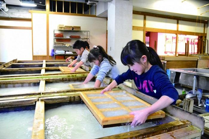 伊野町紙的博物館內展示土佐和紙文物，可體驗手漉和紙明信片。（圖片提供／高知縣國際觀光課）