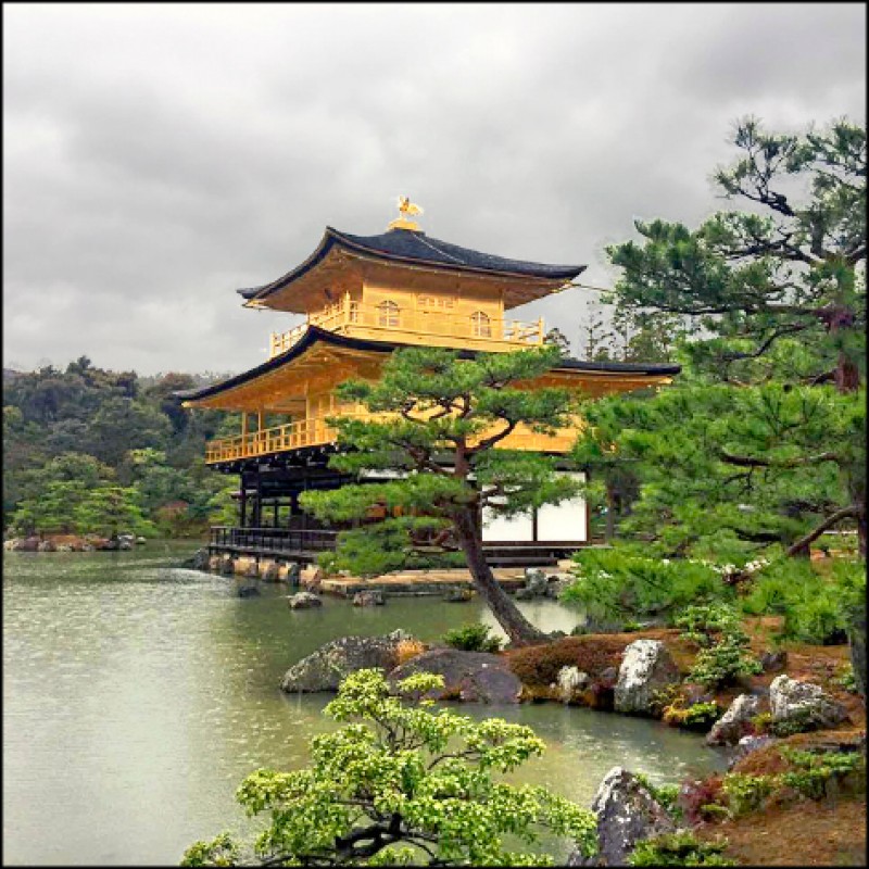 京都是日本的千年古都，是老人家喜愛的旅遊地點，圖為金閣寺。（圖片提供／時代創藝）
