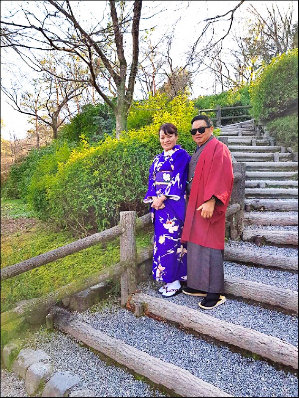 許富凱為父母安排了和服換裝體驗，在京都的老街上留下紀念。（圖片提供／時代創藝）