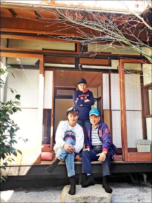許富凱帶爸媽到日本京都旅行，選擇入住當地一棟具有百年歷史的民宿。（圖片提供／時代創藝）