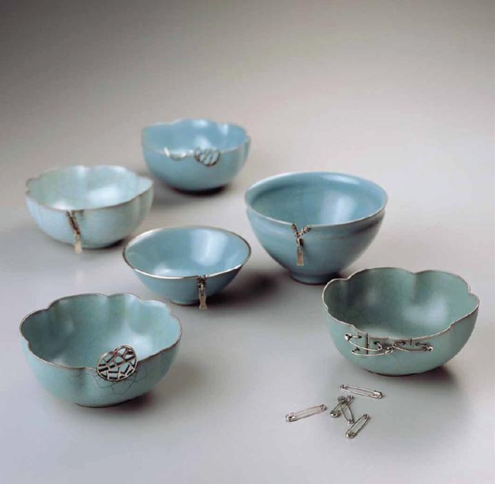 陳高登「東西韻味」的創作，將鋦釘的形狀呈現為拉鍊、別針與花窗造型的樣子鋦在陶器上，成為陶藝的跨領域創作。（陳高登提供）