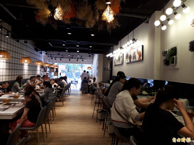 「鐵了心」火鍋店，很合年輕人的味道，店內還有單人鍋的吧台桌，每到用餐時間都吸引人排隊及享用。（記者洪美秀攝）